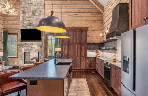 East Ellijay Cabine | High-end custom cabin that sits on the Cartecay River, hot tub, firepit