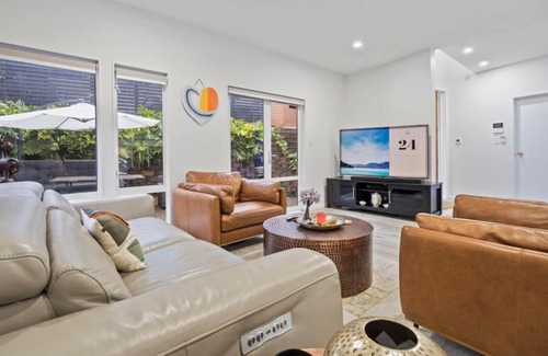 Hillsborough Maison | High-end Modern Villa Spa Pool - Harbour Views