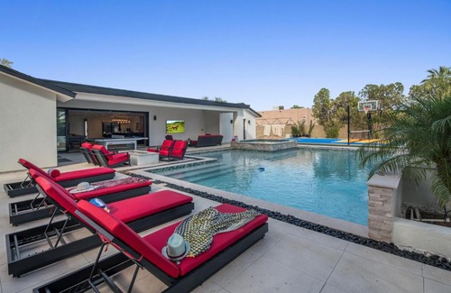 Paradise Valley Village Maison | High End Private Resort with Pickleball Bball Putt Putt Pool Spa More