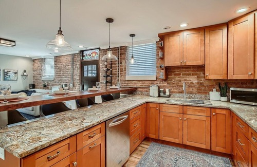 Congress Park Copropriété | High End & Walkable Congress Park Guest Suite, Steps from Stores & Restaurants!