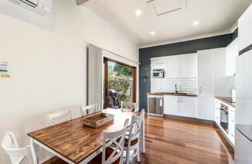 Yamba Maison | High Fives - In The Heart of Town and Pet Friendly