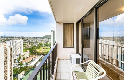 Waikiki Copropriété | High Floor 1 BD Condo - Steps away from the beach!