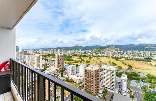 Waikiki Copropriété | High Floor 1 BD Condo - Steps away from the beach!