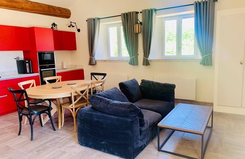 Simiane-la-Rotonde Maison | High Luberon, Jas renovated between woods and lavender.