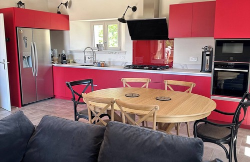 Simiane-la-Rotonde Maison | High Luberon, Jas renovated between woods and lavender.