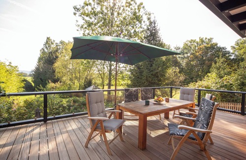 Holzhausen Appartement | Cuisine de haute qualité avec cuisinière à gaz, grande terrasse, barbecue à gaz Weber, lits avec sommier à ressorts