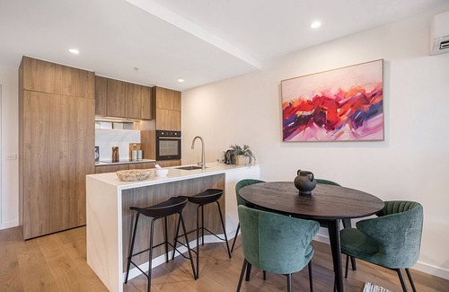 Moonee Ponds Appartement | High-Rise Balcony Unit with City Views, Gym, Pool