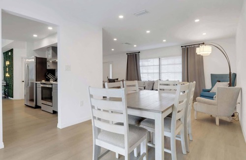 Central Naples Maison | High Tide - 3 Br Sleeps 6 - Private Pool - Games