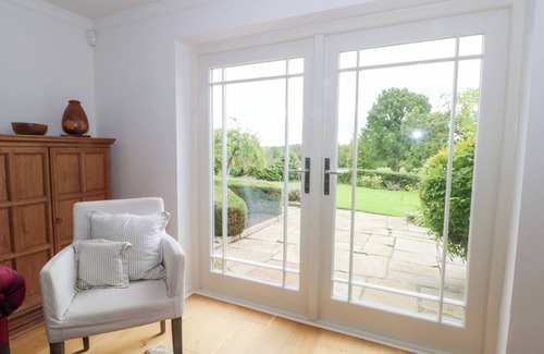 Macclesfield Cottage | HIGHER PARK FARM, pet friendly, with a garden in Alderley Edge