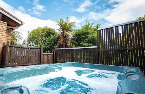 Lynmore Maison | Highfield on High - 100m to the Redwoods Forest with Spa Pool