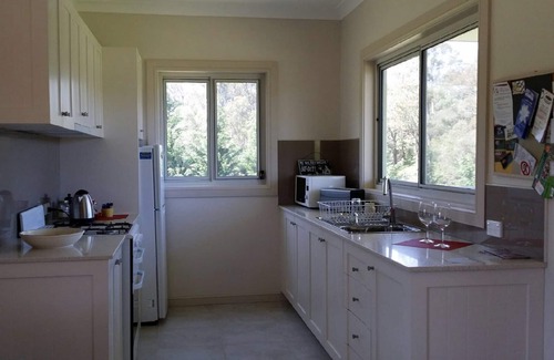 Kurrajong Maison | Petits-déjeuners gratuits - 1 chambre à coucher et canapé-lit dans le salon avec vue sur la montagne