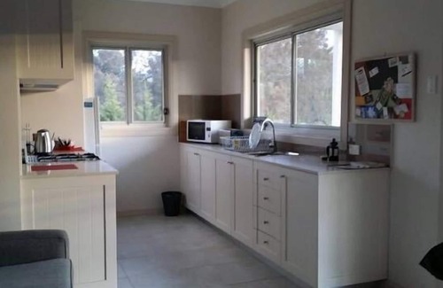 Kurrajong Maison | Petits-déjeuners gratuits - 1 chambre à coucher et canapé-lit dans le salon avec vue sur la montagne