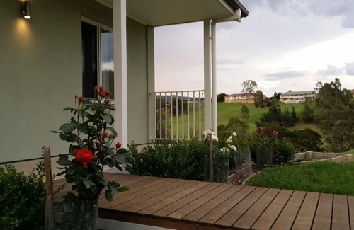 Kurrajong Maison | Petits-déjeuners gratuits - 1 chambre à coucher et canapé-lit dans le salon avec vue sur la montagne