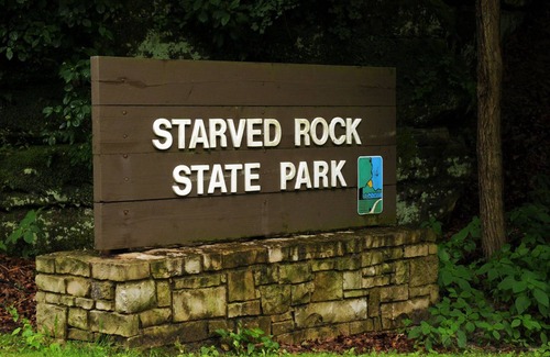 Utica Cabine | Hike and enjoy a relaxing time at Starved Rock! Family-Size Cozy Cabin