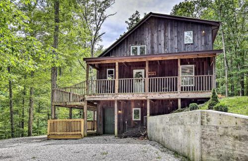 Zoe Maison | Hike and Zip-Line Red River Gorge Cabin with Hot Tub!
