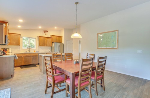 Oakridge Maison | Hike, Bike & Ski: Oakridge Home ~ 3 Mi to Trails!