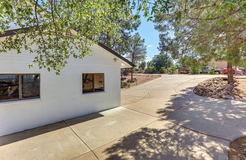 Payson Cottage | Hike & Golf: Family Home w/ Deck in Payson!