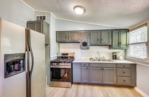 Pine Bluff Maison | Hike, Golf & Fish: Pine Bluff Retreat