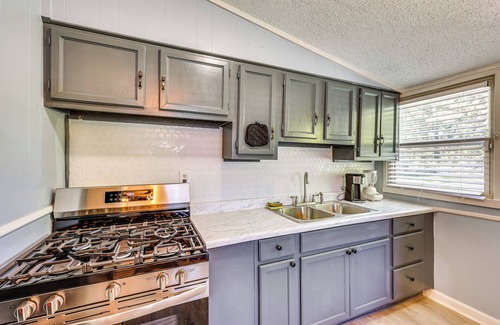Pine Bluff Maison | Hike, Golf & Fish: Pine Bluff Retreat