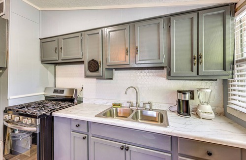 Pine Bluff Maison | Hike, Golf & Fish: Pine Bluff Retreat