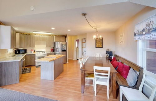 Rosedale Maison | Hike & Picnic at Group Getaway in Rosedale!