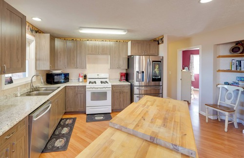 Rosedale Maison | Hike & Picnic at Group Getaway in Rosedale!