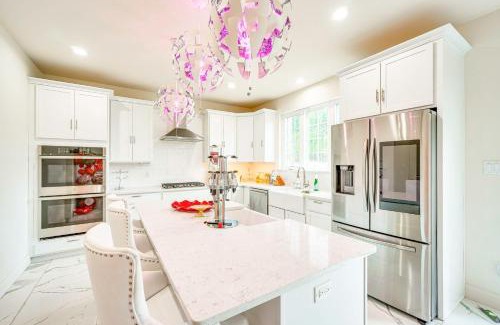 Jonas Maison | Hike, Sip and Ski Spacious Poconos Home