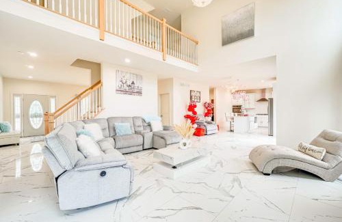 Jonas Maison | Hike, Sip and Ski Spacious Poconos Home