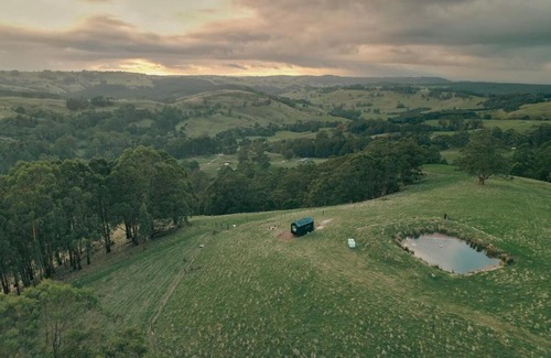 Hallston Maison | Hike to your Off-Grid Cabin Deep in Nature - Santi