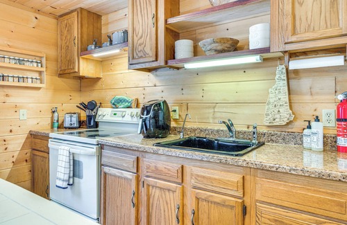 Alton Cabine | Hiking & Snowmobile Trails On-Site: Alton Retreat!