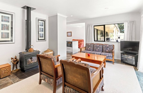 Featherston Maison | Hill Cottage - Featherston Holiday Home
