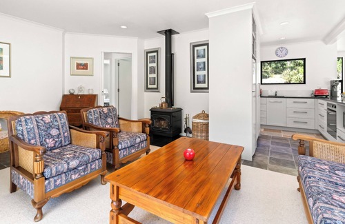 Featherston Maison | Hill Cottage - Featherston Holiday Home
