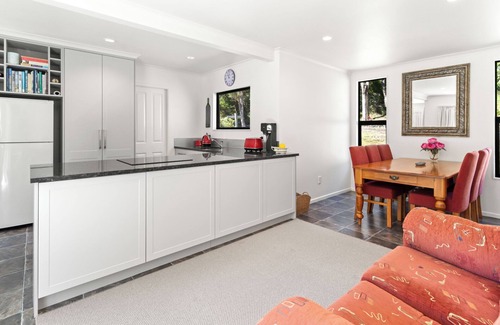 Featherston Maison | Hill Cottage - Featherston Holiday Home
