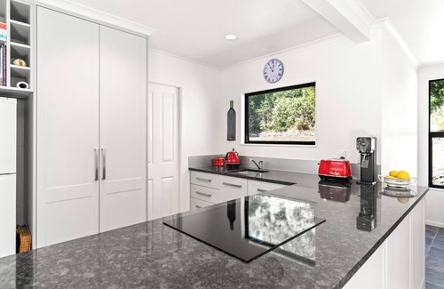 Featherston Maison | Hill Cottage - Featherston Holiday Home