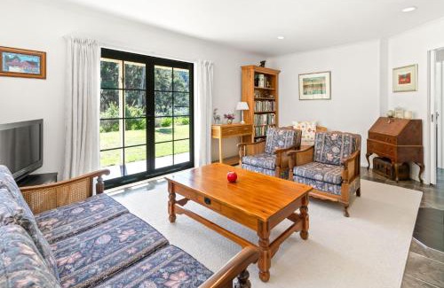 Featherston Maison | Hill Cottage - Featherston Holiday Home