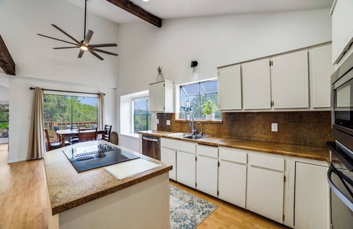 Cross Mountain Maison | Hill country Hidden Haven