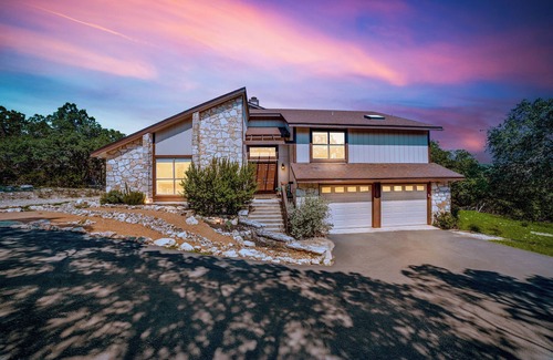 Cross Mountain Maison | Hill country Hidden Haven