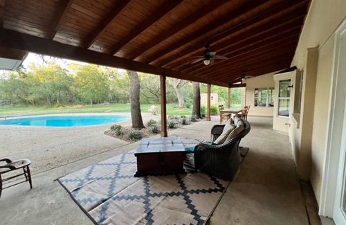 Hollywood Park Maison | Hill Country Hideaway