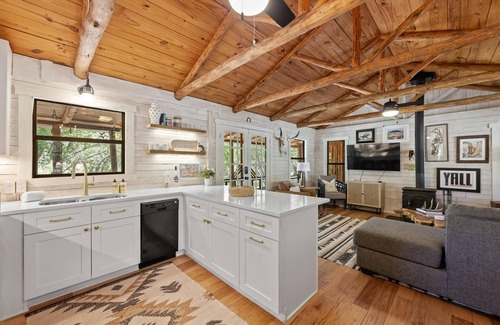 Dripping Springs Maison | 25 Acres of Pristine Hill Country w/ creek! Near Wineries and Pet Friendly - Cedar Creek Retreat
