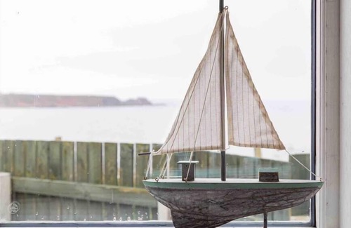 Cullen Maison | Hill Crest - cliff top cottage with stunning views of the bay.