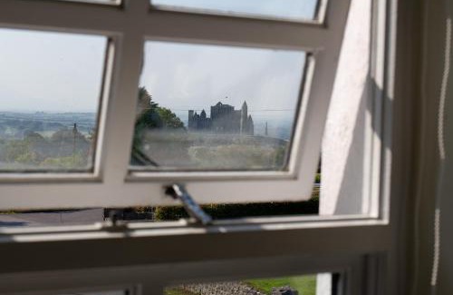 Cashel Maison | Hill House Lodge sleeps 6 Overlooking the rock of Cashel