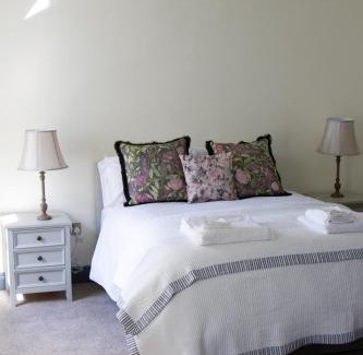 Cashel Maison | Hill House Lodge sleeps 6 Overlooking the rock of Cashel