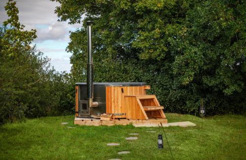 Purleigh Autre | Hill Top Hideaway Shepherds Hut with Hot Tub