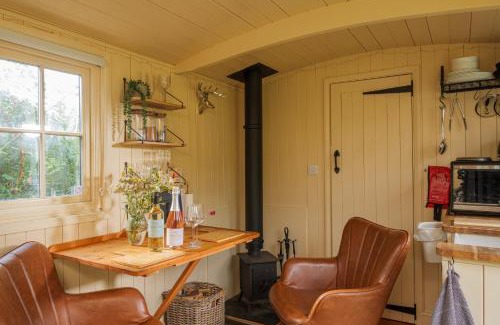 Purleigh Autre | Hill Top Hideaway Shepherds Hut with Hot Tub