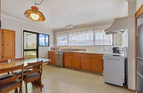 Maungatapu Maison | Hill Top House - Tauranga Holiday Home