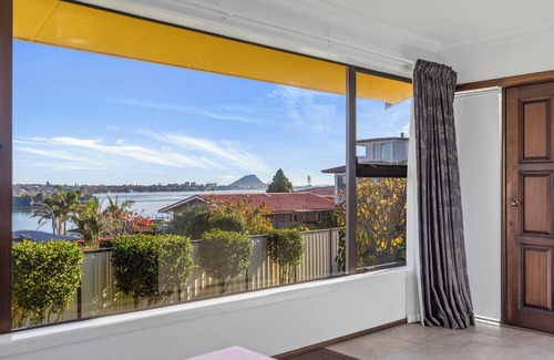 Maungatapu Maison | Hill Top House - Tauranga Holiday Home