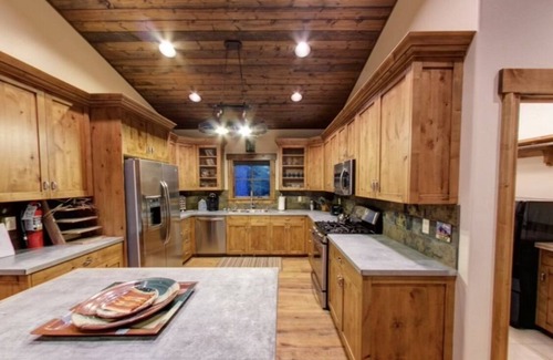 Gallatin Cabine | Hill top Luxury Bunkhouse 4bd, 2 full Bath and all amenities