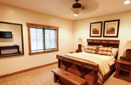 Gallatin Cabine | Hill top Luxury Bunkhouse 4bd, 2 full Bath and all amenities