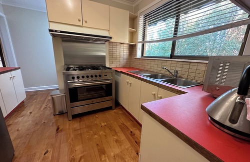 Sunbury Maison | Hill top view house, high speed wifi, Netflix & Prime Video