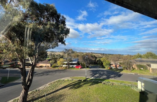 Sunbury Maison | Hill top view house, high speed wifi, Netflix & Prime Video